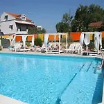 Gardens Aparthotel 3*